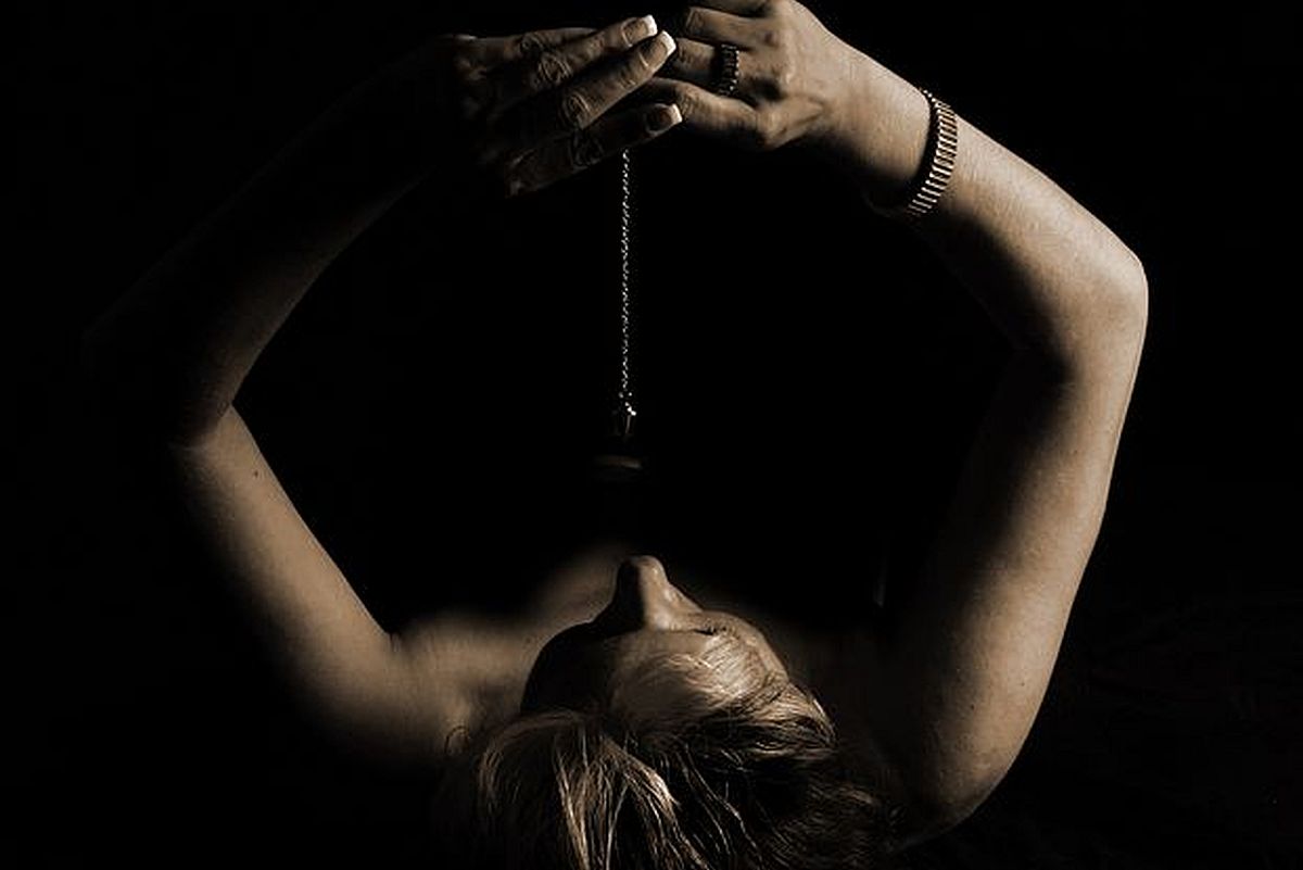 Illustration symbolisant une séance d'hypnose thérapeutique, par Catherine Blandiaux